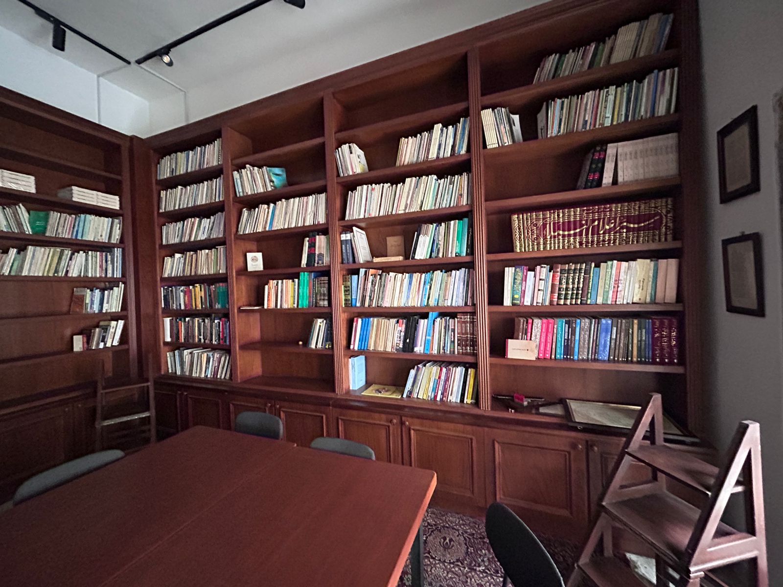 Library Open المكتبة مفتوحة